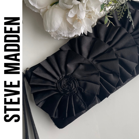 STEVE MADDEN flower wristlet | 10” x 5” - Picture 14 of 15